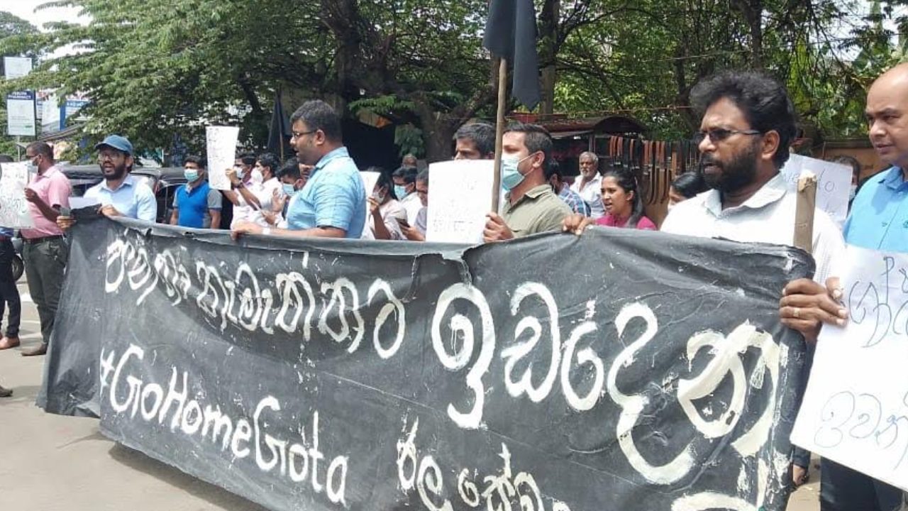 ජන පීඩක ආණ්ඩුවට ගෙදර යන ලෙස බල කරමින් අදත් තැන තැන විරෝධතා (PHOTOS)