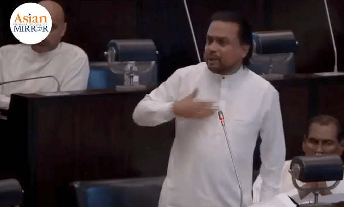 “මට මගේ රාජ්‍යය ඕන..අපි ගොඩඑන දවසට රාජ්‍ය ඕන” – විමල් පපුවට ගසා ගනිමින් මැතිසබේදී කියයි (VIDEO)