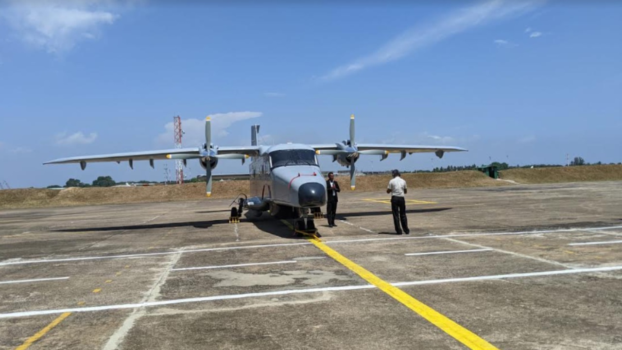 ඉන්දියාවෙන් ලංකාවට තෑගි කළ ගුවන් යානය කටුනායකට එයි (PHOTOS)