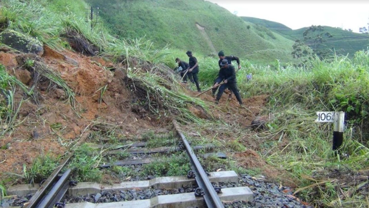 උඩරට දුම්රිය මාර්ගයේ ගල් ඉවත් කරයි