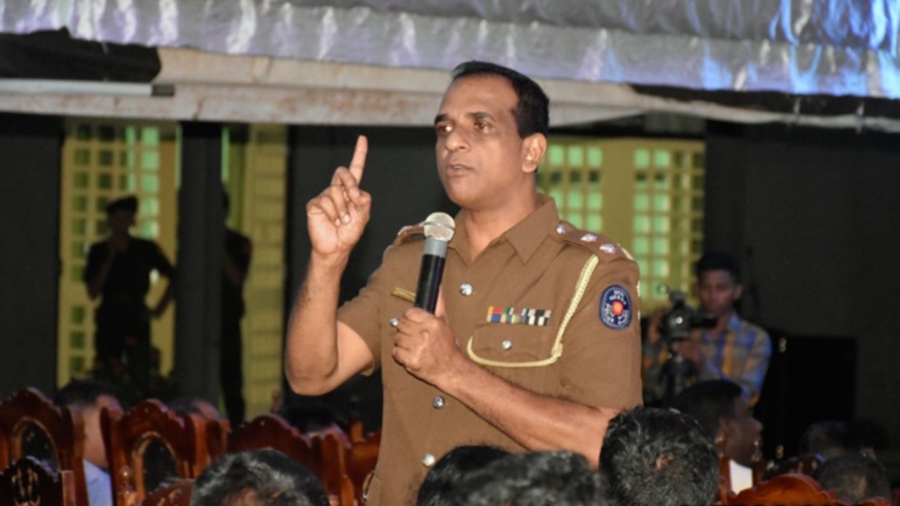 “අවුරුදු 17ක පුතාට අම්මා දණ ගහලා වැන්දා – හැබැයි පුතා කිව්වේ ඔයා මට තිත්තයි කියලා” – පොලිස් සැමරුමේ ඇසුණ සංවේදී කතාව