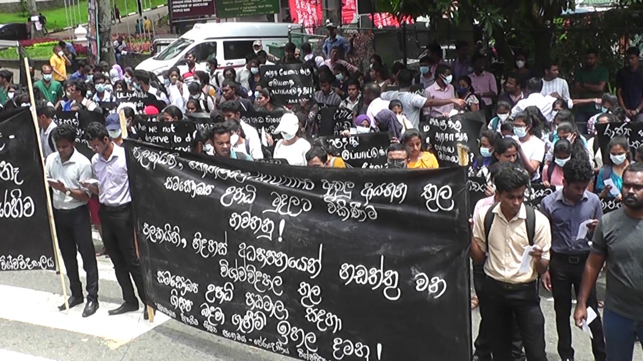 පේරාදෙණිය සරසවි සිසුන් විරෝධතාවයක