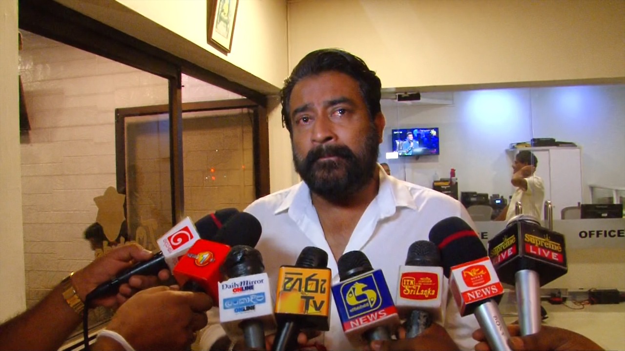 තාත්තා කොටිකාවත්ත මුල්ලේරියා ප්‍රාදේශීය සභාවේ හිටපු විපක්ෂ නායක වෙලත්, බිමල් ජයකොඩි දේශපාලනයට ආවේ නැති හේතුව