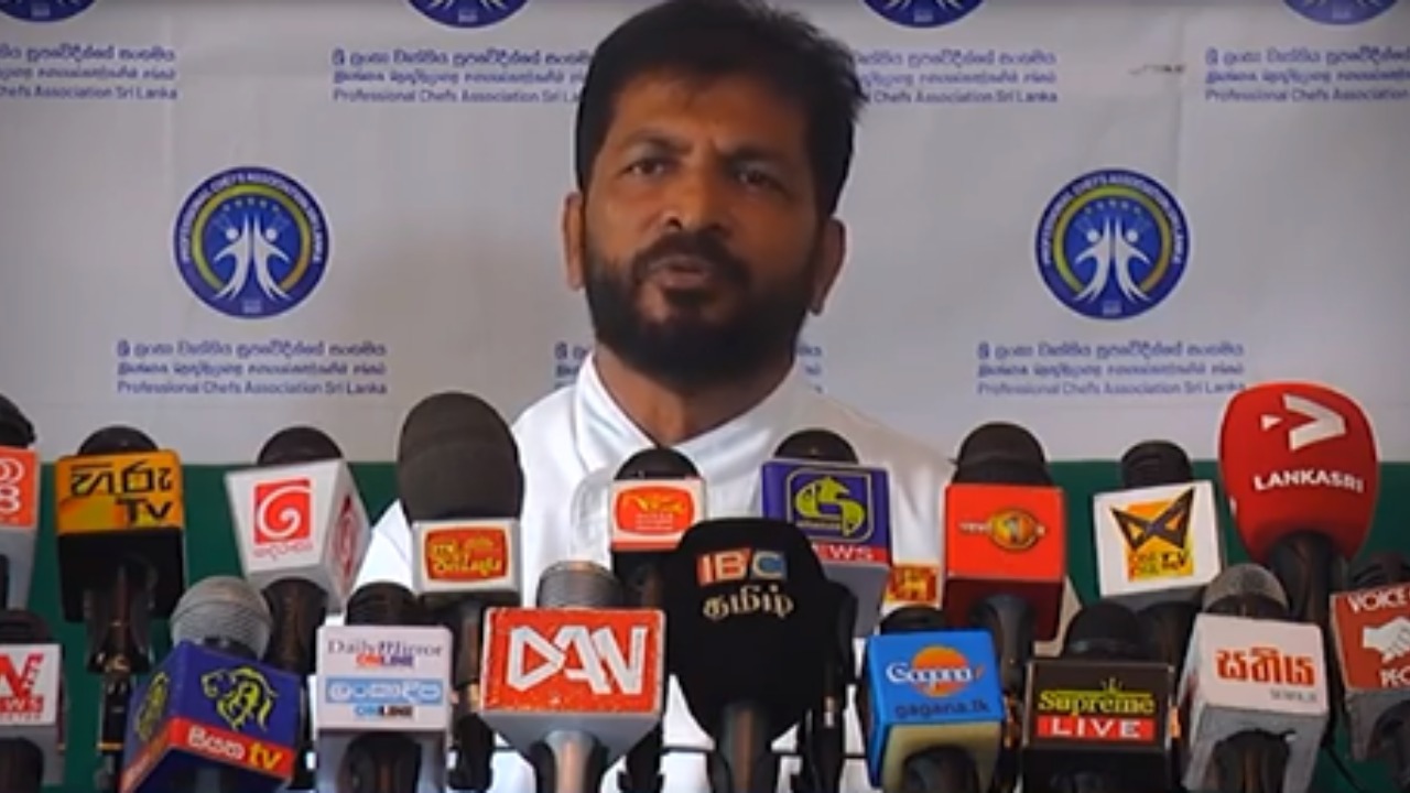 “හාමුදුරුවන්ට වඩා බෞද්ධයෙක් මම – මම ජවිපෙටත් කඩේ ගියා” – භික්ෂූන්ට බැණ වැඳුණු සූපවේදියා දැන් කියන කතාව (VIDEO)