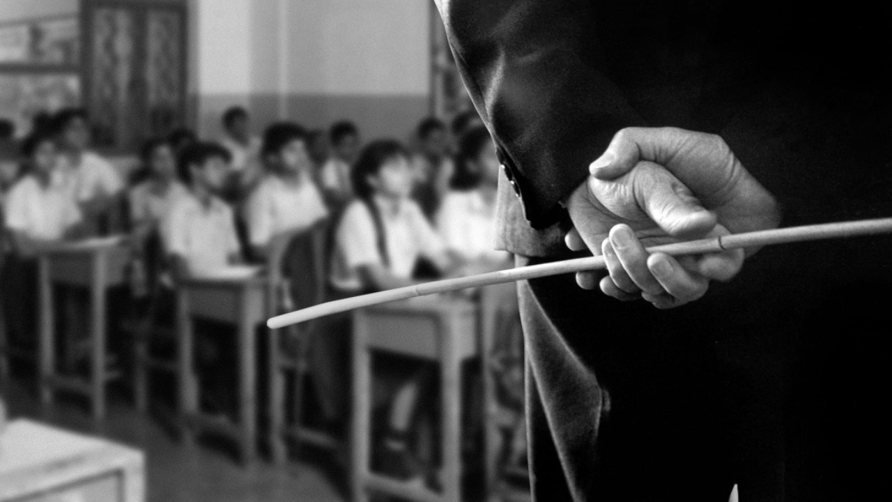 සිසුන් තිදෙනෙකුට රෝහල්ගත වෙන්න ගුරුවරයෙකු පහර දීලා