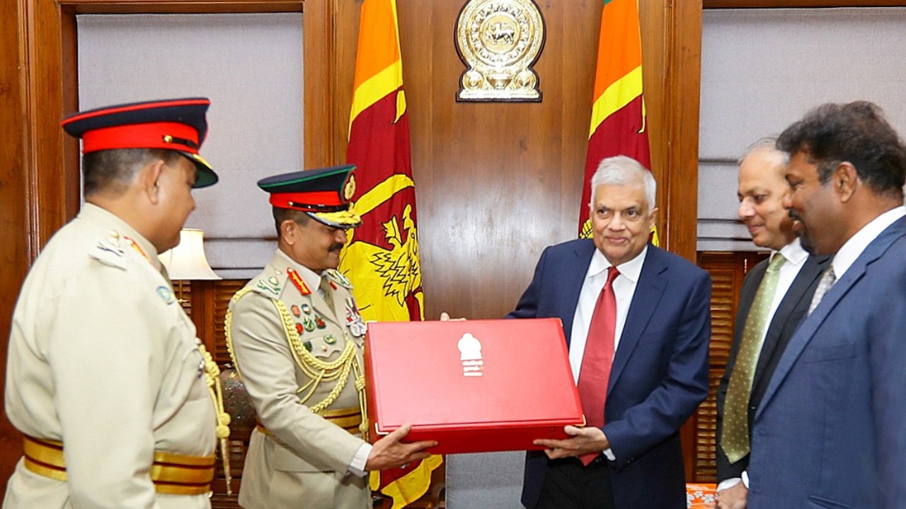 යුද හමුදාවෙන් ජනපතිට සුපිරි තෑග්ගක්