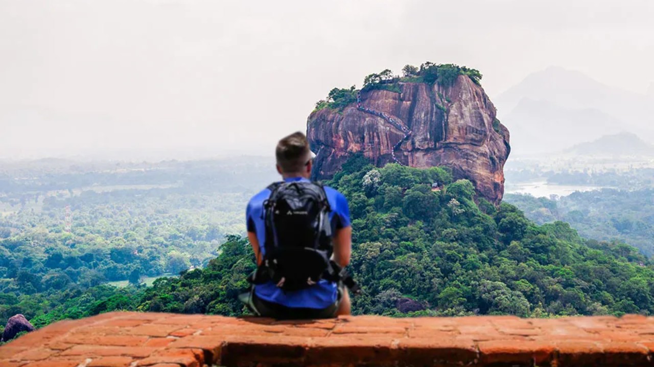 සීගිරි ගලට නගින්න ටිකට් එක රු.11,000යි – දැන් සංචාරකයින් 100ක්වත් නෑ (VIDEO)