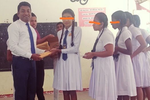 දුෂ්කර පාසලකට අභ්‍යාස පොත් බෙදාදීමක්