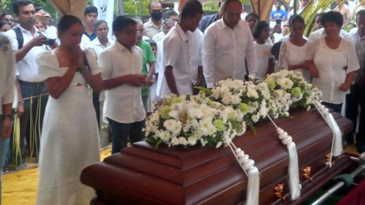 රෙජිනෝල්ඩ් කුරේ අවසන් ගමන් යයි (PHOTOS)