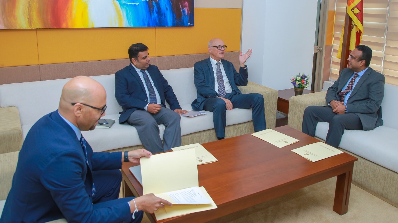කැබ්නට් තීන්දුවක් ගැන ස්විස්ටර්ලන්තය සතුටින්
