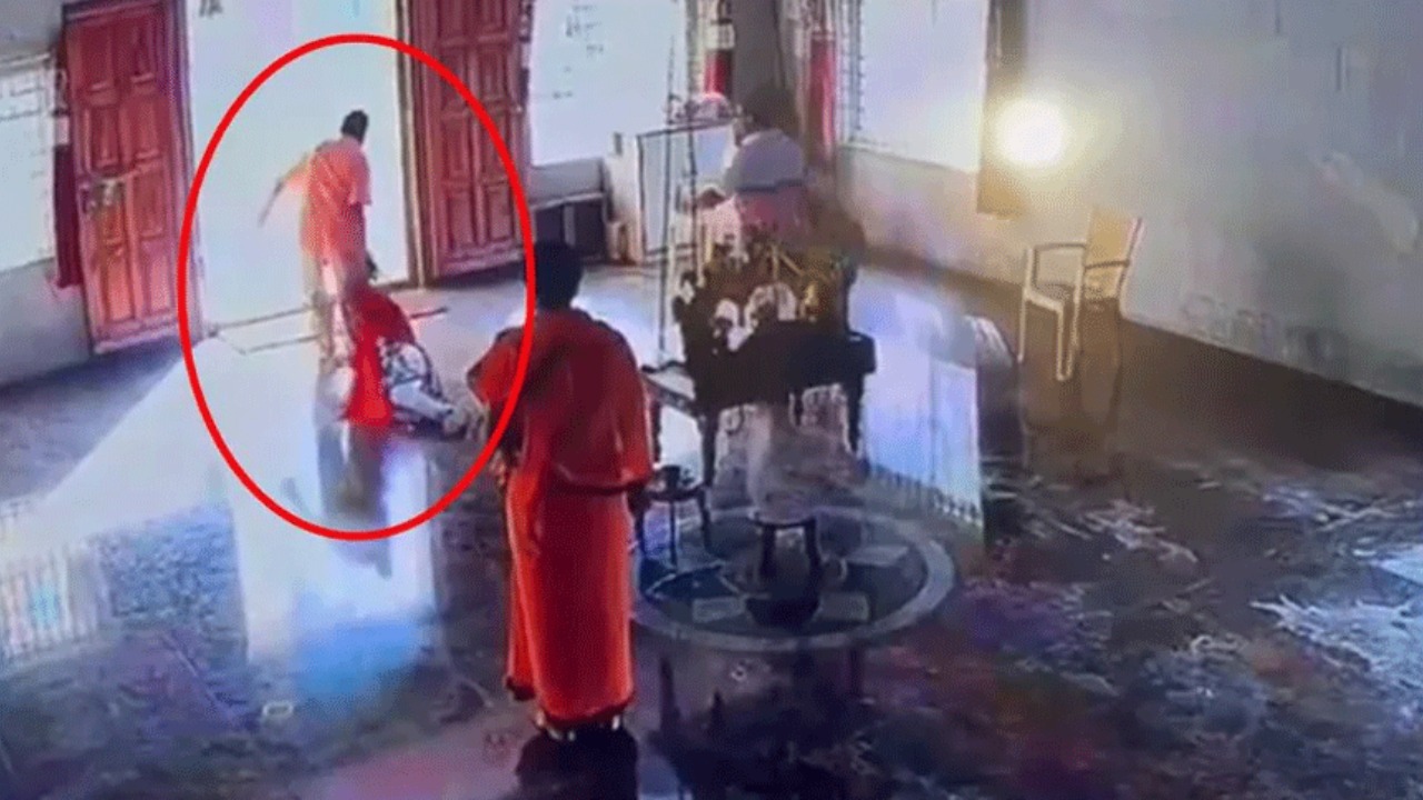 “මාව අතහැරපං… මම තෝව මරණවා…” – දේවස්ථානයක් තුළ කාන්තාවකට අමානුෂික පහර දුන් සිද්ධියේ CCTV දර්ශන එළියට