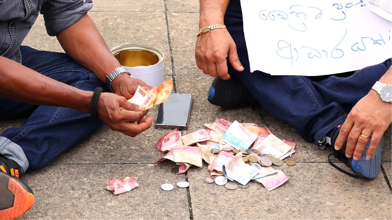 මෛත්‍රී වෙනුවෙන් පාස්කු වන්දි ගෙවන්න කොළඹ කැට හොලවයි! දැනට රුපියල් 1810යි (PHOTOS)