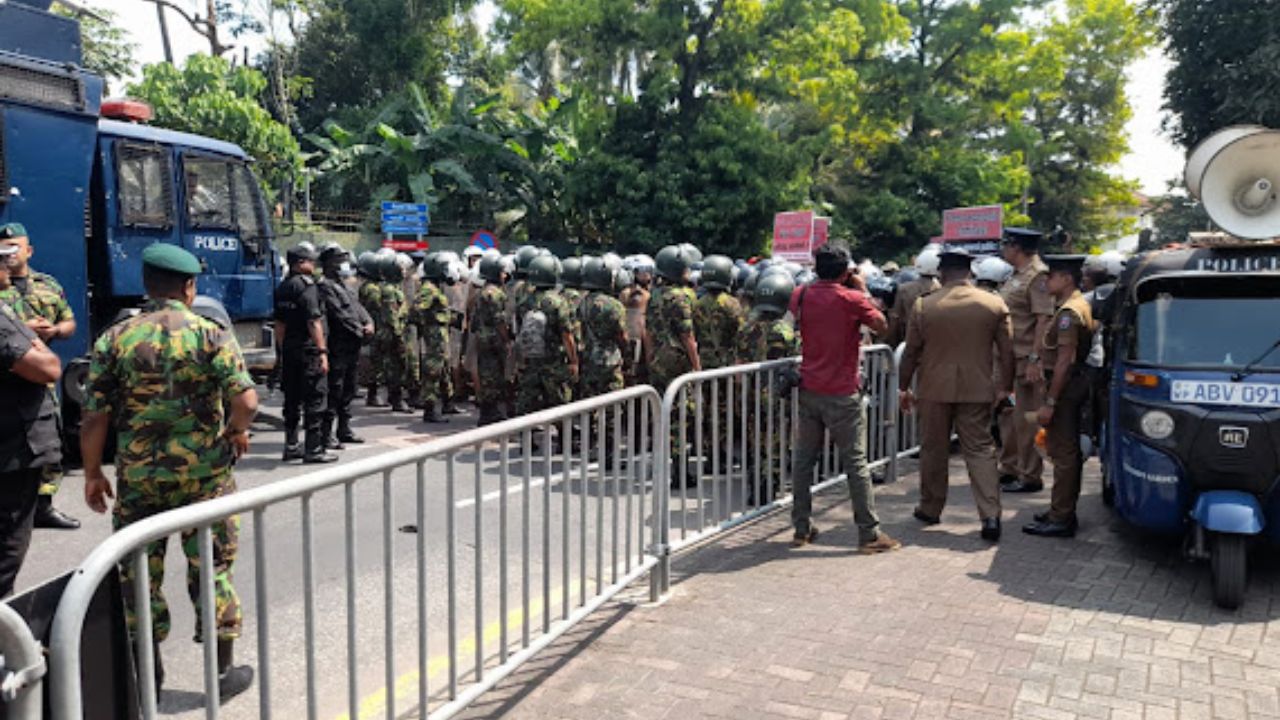 නිදහස් මාවත වැසෙයි