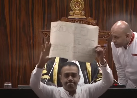 මැතිසබේ අලුත්ම තත්වය! කතානායක වට කරමින් විපක්ෂ මන්ත්‍රීවරු විරෝධයේ