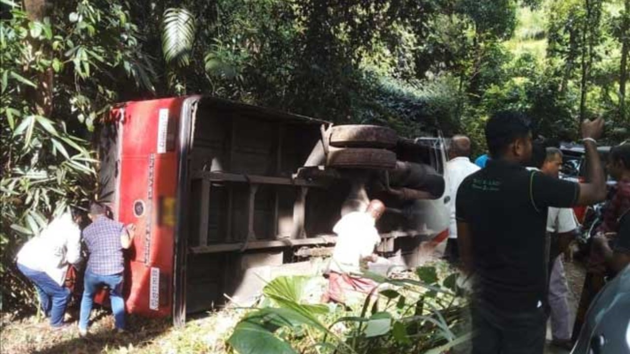 තවත් බස් රථයක් ප්‍රපාතයකට පෙරළෙයි