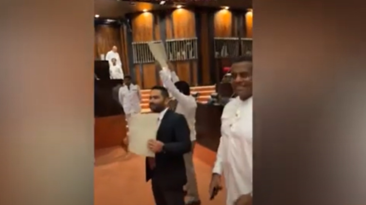 විපක්ෂය සභාව මැදට එද්දී ජනපති සභාවෙන් පිටව යයි