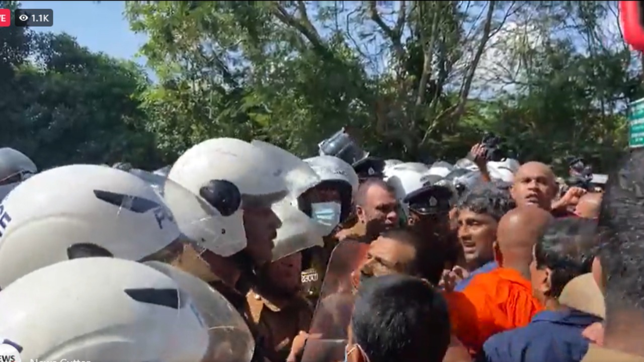 භික්ෂු පාගමන අතරතුර උණුසුම් තත්ත්වයක් (VIDEO)