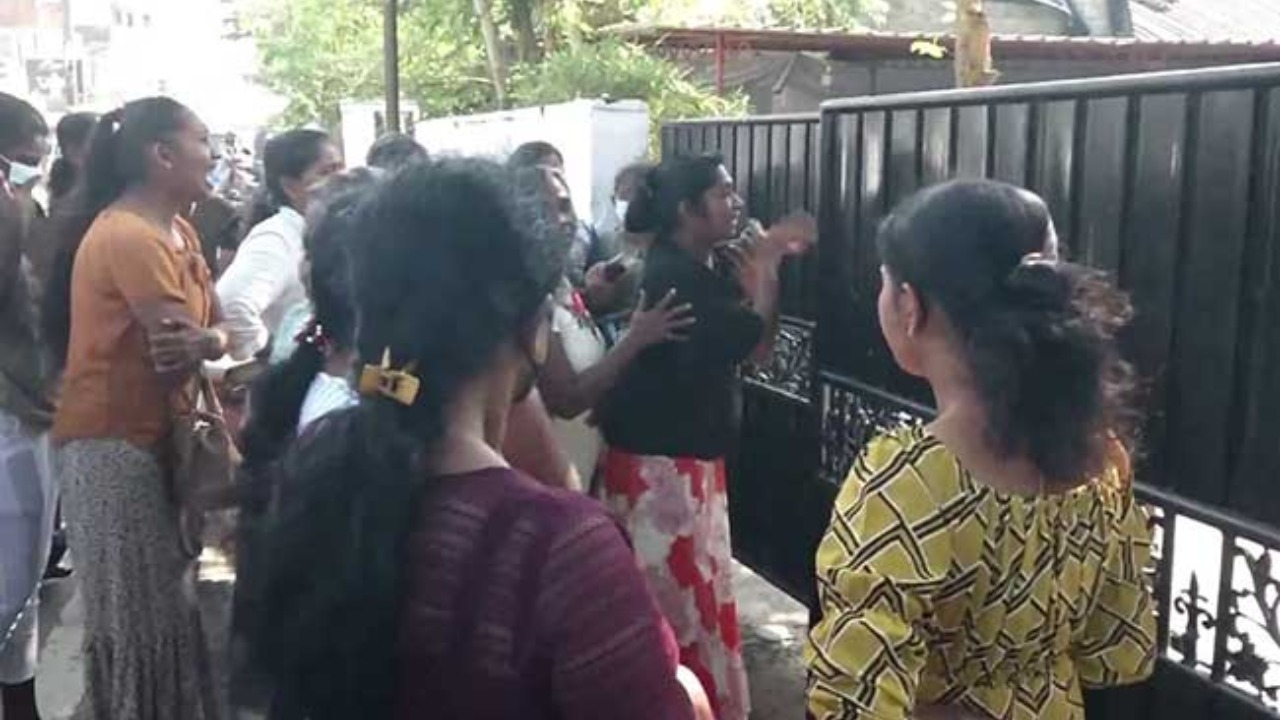 වැලිගම පොලීසිය ඉදිරිපිට උණුසුම් තත්ත්වයක්