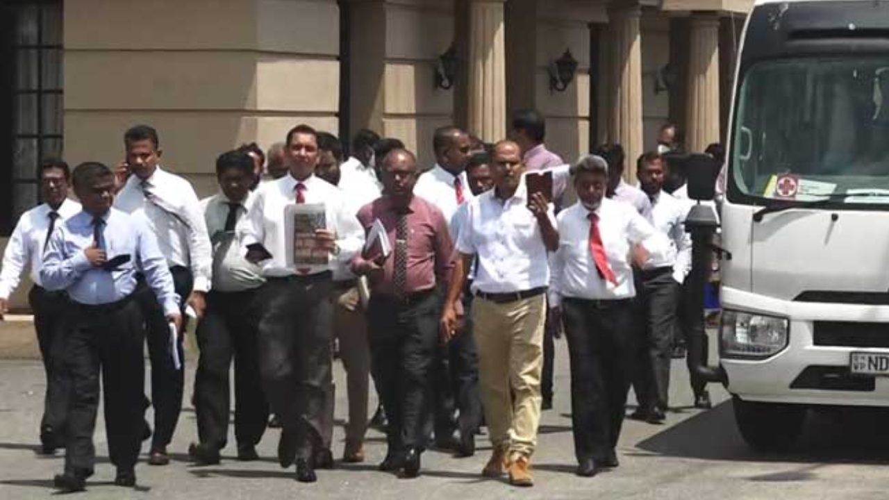 සාකච්ඡා අසාර්ථකයි – සටන ඉදිරියටම ගෙන යන බවට වෘත්තීයවේදීන්ගෙන් අනතුරු ඇඟවීමක්
