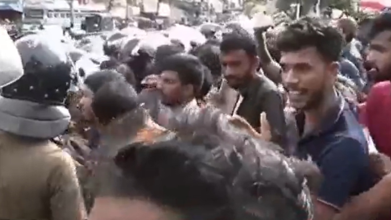 අන්තරේ සිසු විරෝධතාවට පොලිසියෙන් ජල ප්‍රහාර