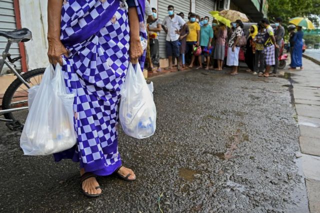 ලංකාවේ සියයට 35කට කන්න විදිහක් නෑ! රටේ ජනතාවට වෙච්ච දේ ගැන සමීක්ෂණ වාර්තාවකින් හෙළිවෙයි