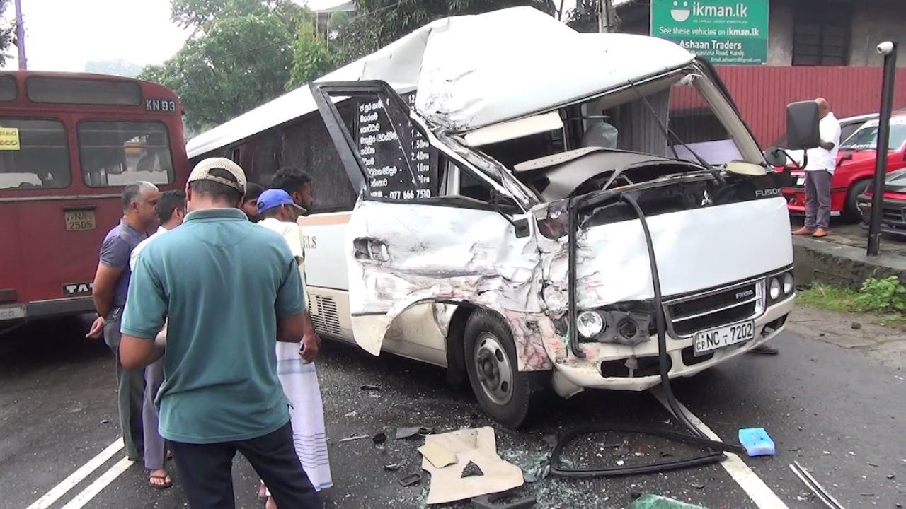මහනුවර අනතුරින් 14 දෙනෙක් රෝහලේ – නගරාන්තර බසයේ රියදුරාට අසාධ්‍යයි