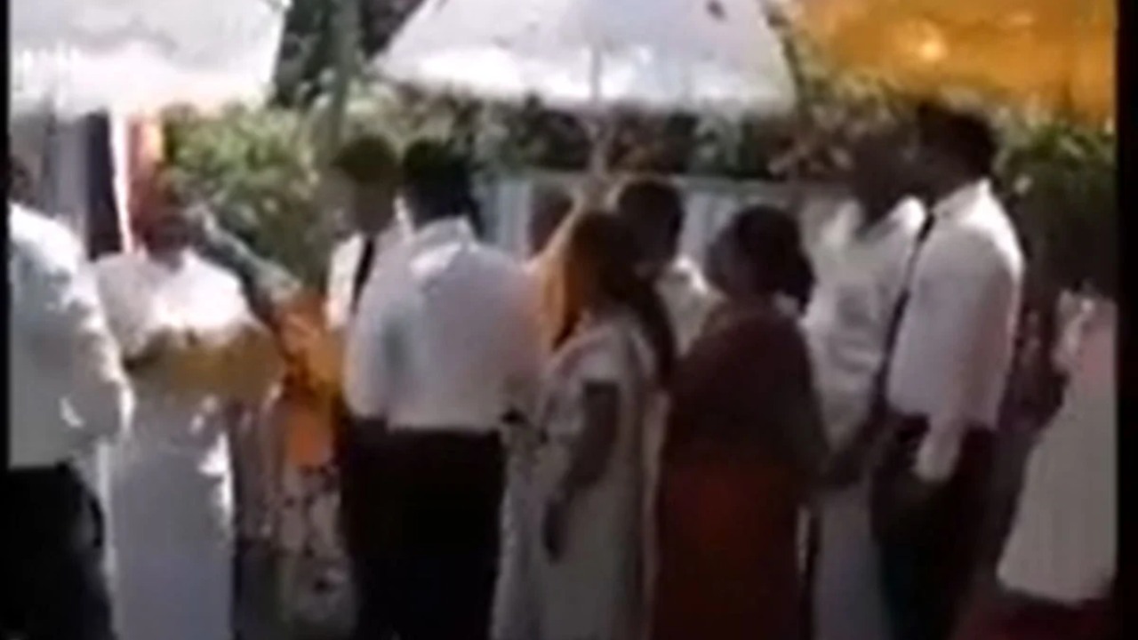 ප‍්‍රබල ඇමතිවරයෙකුට හූ සංග්‍රහයක් (VIDEO)