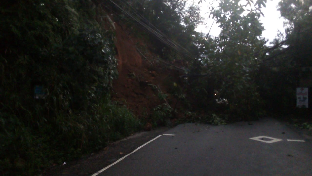 ගාල්ල – යක්කලමුල්ල පාරේ වාහන ගමනාගමනය නවතී