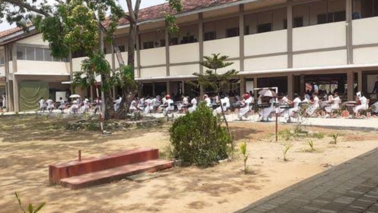 අමුතු විදියට විභාගය ලියූ කිලිනොච්චියේ දරුවෝ (PHOTOS)