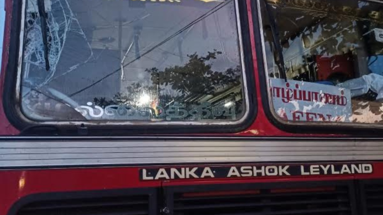හර්තාලය අතරේ ධාවනයේ යෙදුනු ලංගම බස්රථයකට ගල් ප්‍රහාරයක් – රියදුරුටත් තුවාලයි