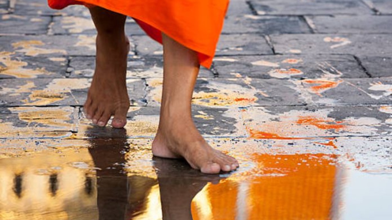 බුද්ධ පූජාවේ ගාථා වැරැද්දුවයි සාමණේර හිමි නමට කොසු කැඩෙනකන් පහර දීලා මුත්‍රාත් පොවලා