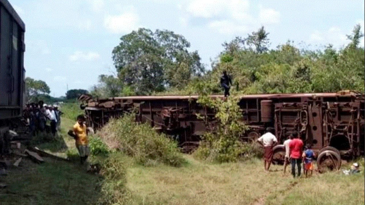 අග්බෝපුරදී දුම්රියක් පීලි පැනීමෙන් 17කට තුවාල
