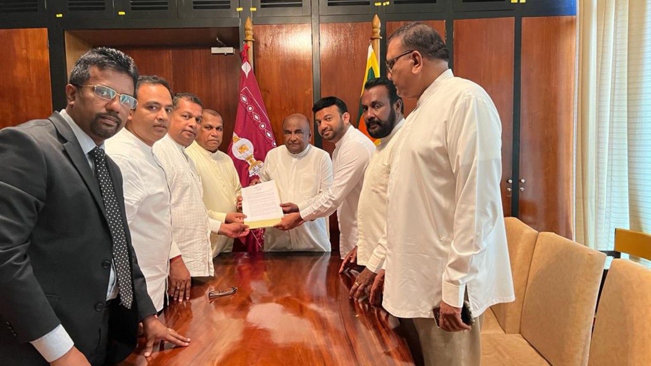 විපක්ෂයේ මන්ත්‍රීවරු 20කගෙන් කථානායකට ලිපියක්