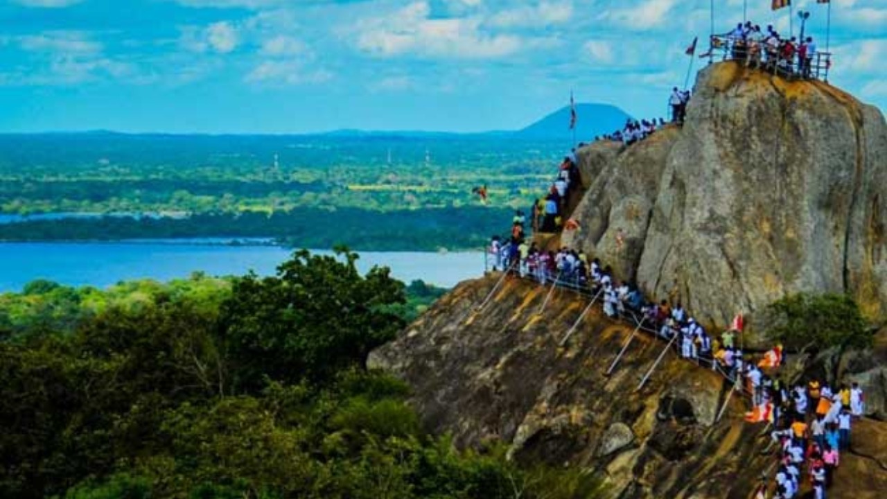 ජාතික පොසොන් උත්සවය වෙනුවෙන් විශේෂ ආරක්ෂාවක් සහ රථ වාහන සැලැස්මක්