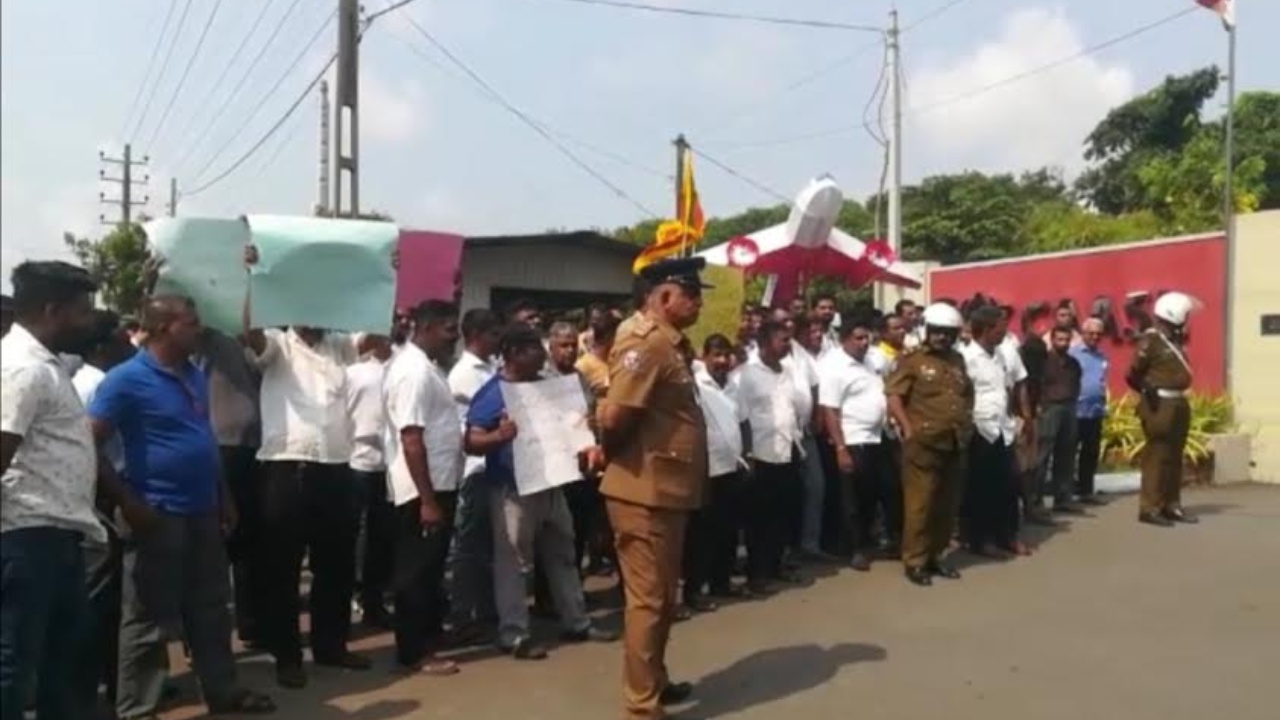 ප්‍රසිද්ධ Taxi සේවාවන් 2කට ගුවන්තොටුපළේදී විරෝධයක්