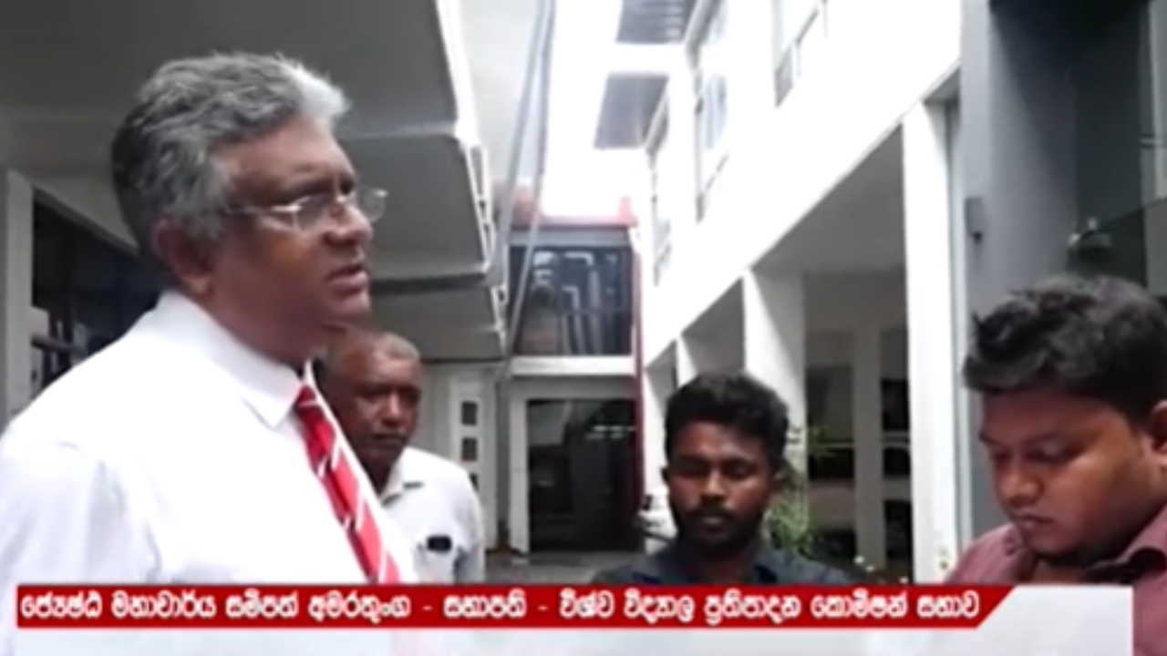 “අනුරාධපුරේ ඉඳලා මෙහෙ එන්න ඕනේ නැහැනේ” – UGC සභාපති සහ වසන්ත මුදලිගේ මහ පාරේදී මුහුණට මුහුණ හමුවෙයි