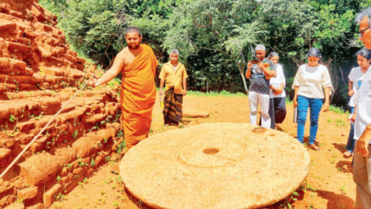 වැලිකන්දේ ඓතිහාසික ආරණ්‍ය සේනාසනයකින් දුර්ලභ පුරා වස්තු මතු වෙයි