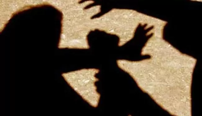ගාල්ල මහින්දෙ විදුහල්පතිට බිම දාගෙන පහර දෙයි