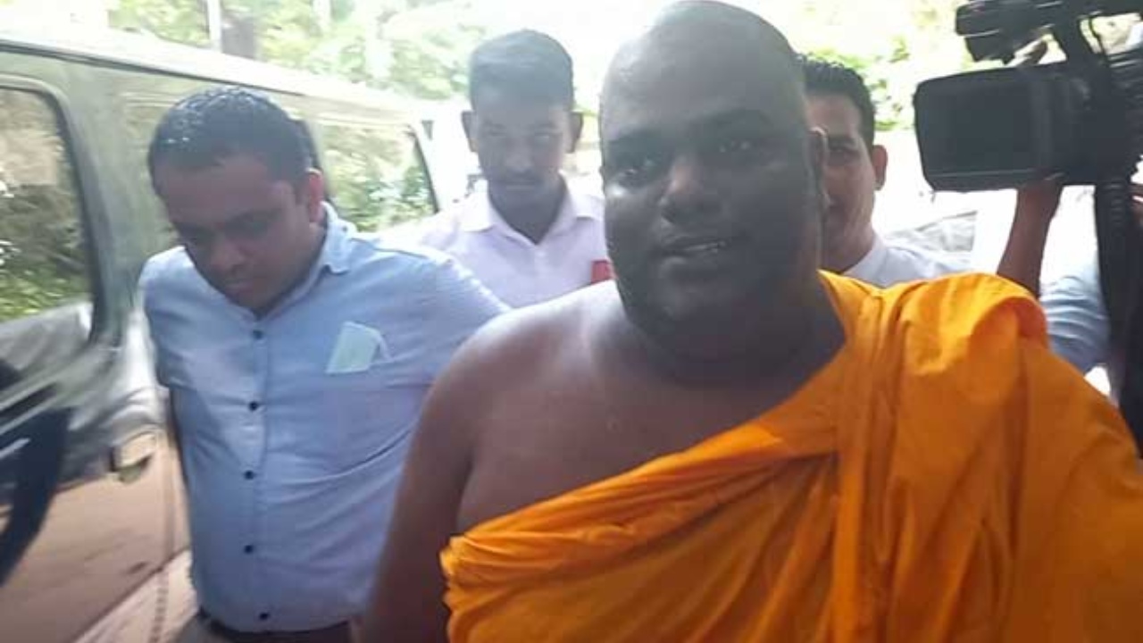 “උන්ට බැන්නා කියලා හිරේ දාන්න හදන්නේ” – අධිකරණය ආ සද්ධාරතන හිමි කී කතාව