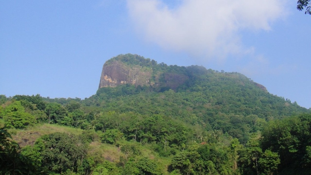 බතලේගල කදු මුදුනේ ඉදි කෙරෙන දාගැබ ගැන සංවාදාත්මක තත්ත්වයක්