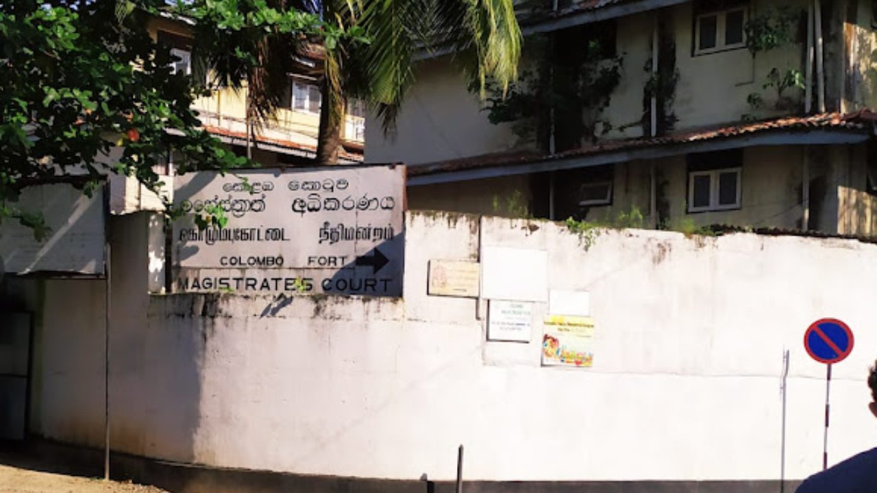 කොටුව උසාවිය ඉදිරිපිට විරෝධයක් – පුද්ගලයෙකු වහාම ඉවත් කරයි