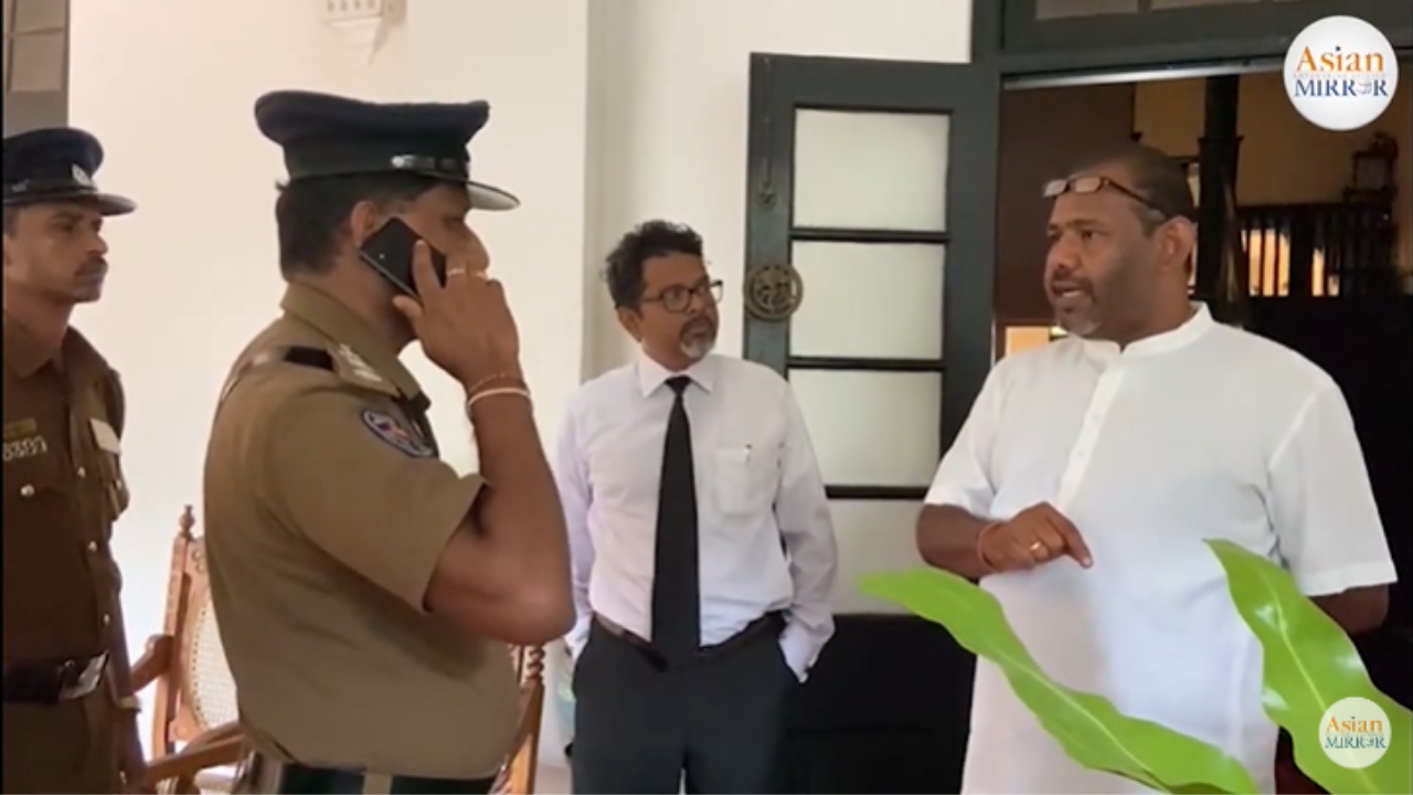 “දෙමළ කට්ටිය හින්දා නේද මේක කරන්නේ මේ කට්ටිය” – ගජේන්ද්‍ර කුමාර් අත්අඩංගුවට ගත් හැටි (VIDEO)