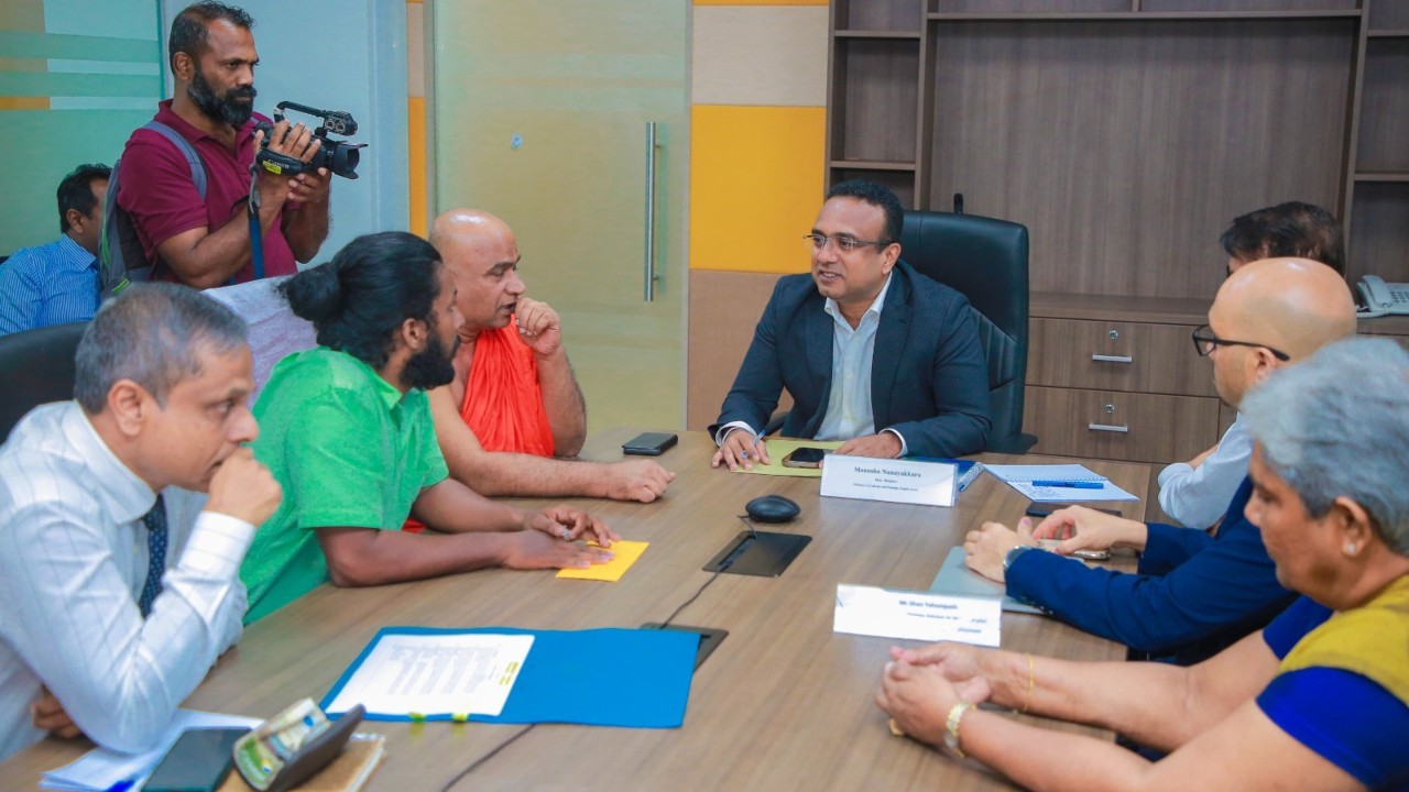 අමාත්‍යාංශයට කඩා වැදුන සිංහල රාවය සංවිධානයේ නියෝජිතයින්ට ඇමැති මනුෂගෙන් උණුසුම් ප්‍රතිචාරයක්