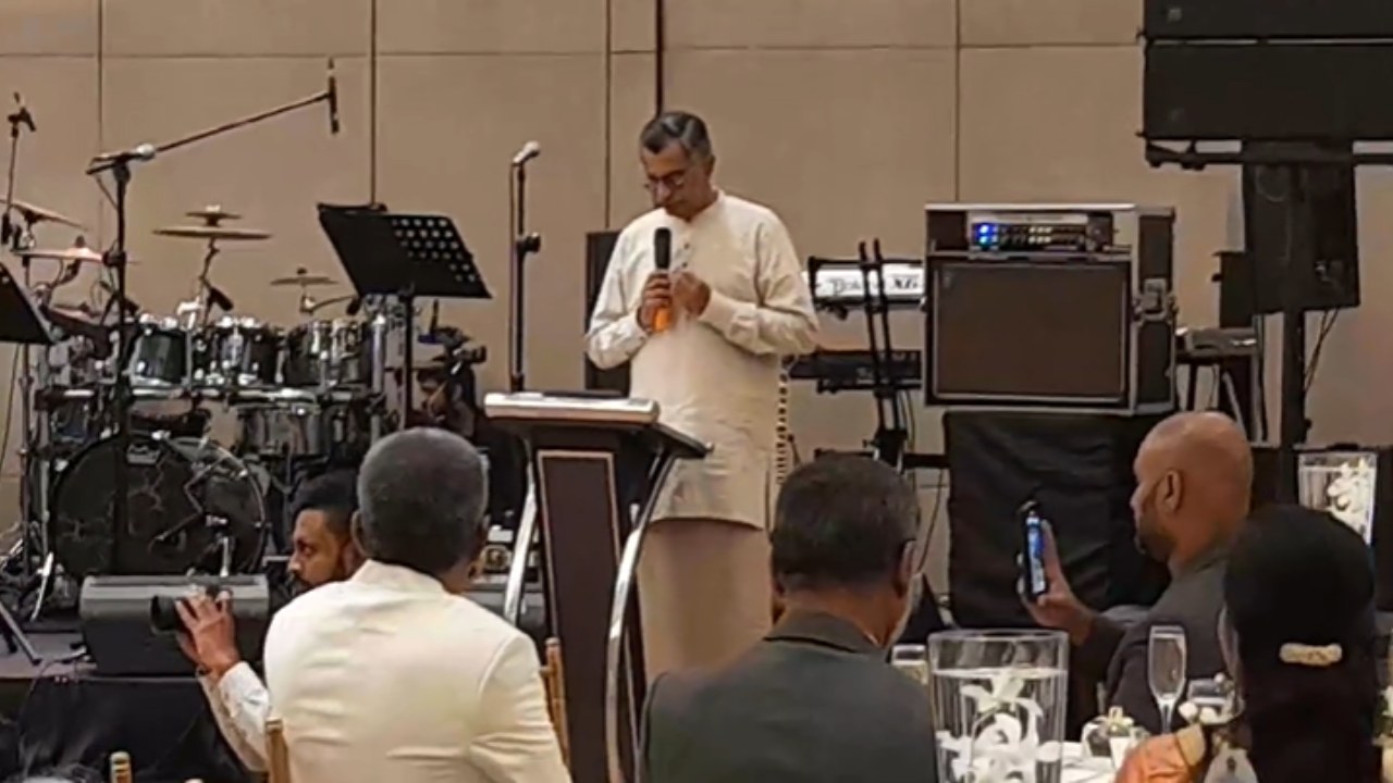 දියණියගේ විවාහ උත්සවයේදී චම්පික ගී ගයයි – වීඩියෝව සමාජ මාධ්‍ය කළඹයි (VIDEO)
