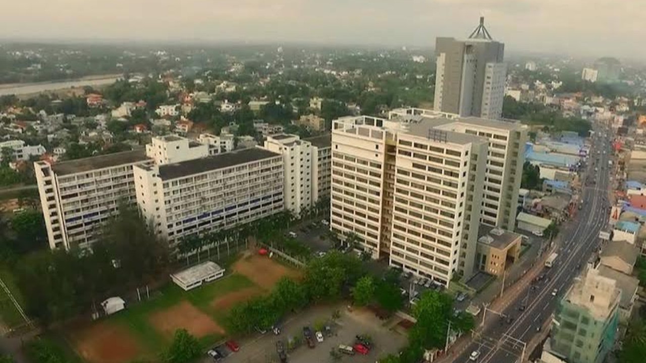 කුලී හෝ බදු පදනම මත ගොඩනැගිලි අත්පත් කරගැනීමට මුදල් සම්භාරයක් වැය කරමින් රාජ්‍ය ආයතන පවත්වාගෙන යන්නේ කාගේ සැප පහසුවටද?