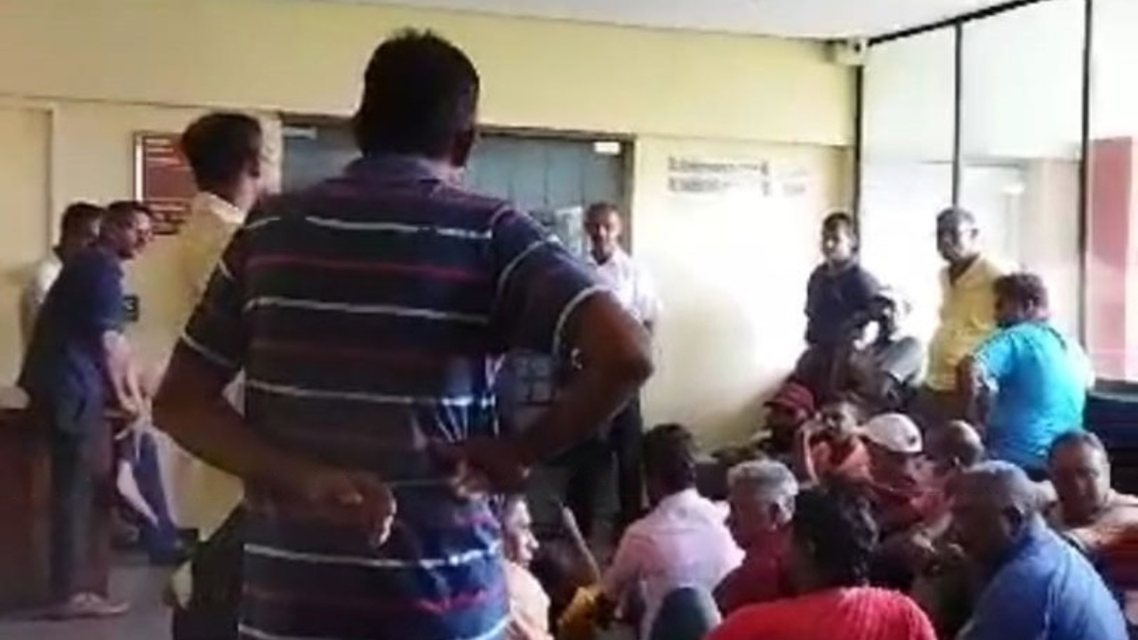 ඉංජිනේරු සංස්ථා සභාපති කාර්යාලය තුළ සිරකරයි