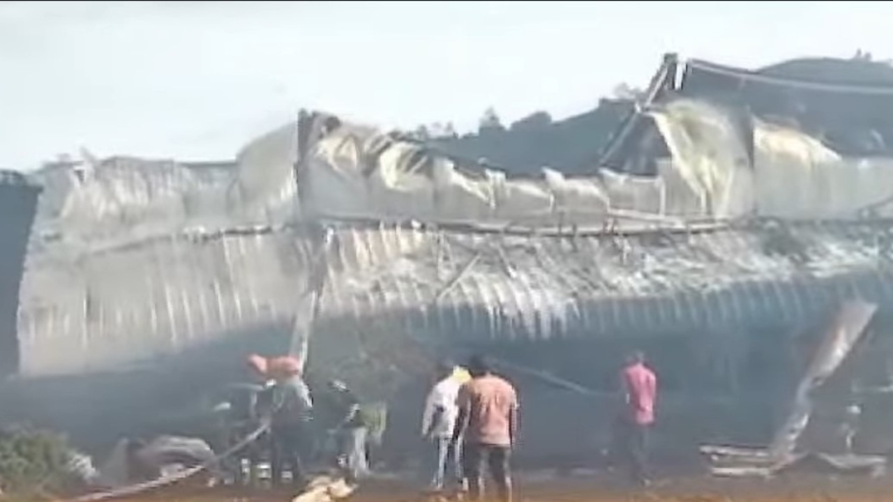 පවිත්‍රා වන්නිආරච්චිගේ තේ කර්මාන්තශාලාවක් ගිනි ගනී
