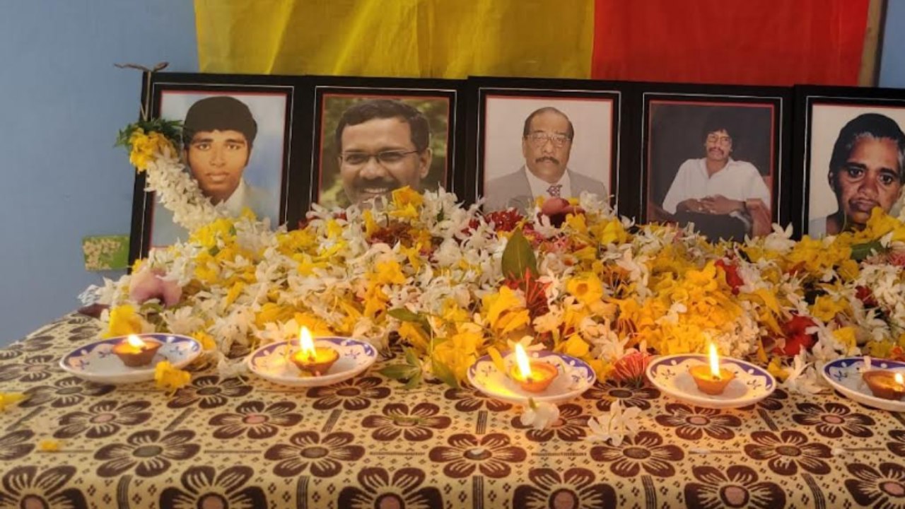 හිටපු කොටි ත්‍රස්ත නායකයින්ගේ පින්තූරවලට මල්මාලා දමමින් විවෘත වූ වව්නියාවේ සුභසාධක සංගම් කාර්යාලය