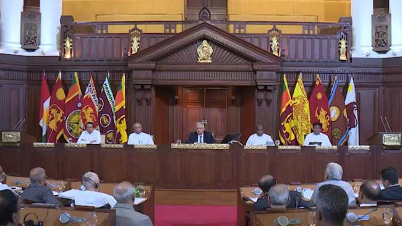 ජනපති දිවයිනට පැමිණීමත් සමඟ කලබල වූ පිරිස මෙන්න