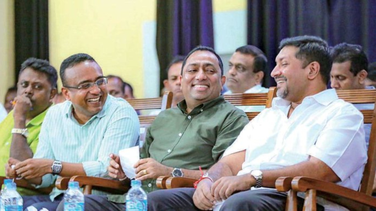 කමිස දෙකයි කලිසම් දෙකයි ඉතිරි වුණ රනිල් පසුබැස්සා නම් රට කොතැනක තියේවිද? – රුවන් ප්‍රශ්න කරයි